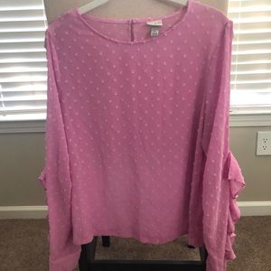 Pink blouse with slits in the sleeves